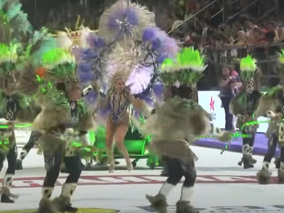 El carnaval ha cambiado, pero su esencia no. El comparsero sigue movido por esa pasión que tiene. Es como el fútbol. Evolucionó lógicamente, ahora son más profesionales, los diseños, la música. Aparte, los diseñadores que trabajan con los trajes del carnaval correntino, están también diseñando para espectáculos del mundo. Carnaval de Corrientes, 2025, Argentina 