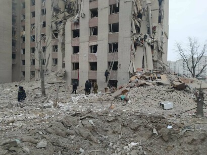 Ucrania enfrenta desafíos internos, como la deserción de decenas de miles de soldados, y externos, como la complejidad de negociar con una Rusia que sigue endureciendo sus posturas. Dormitorio en Chernigov tras el ataque aéreo ruso del 13 de marzo de 2022