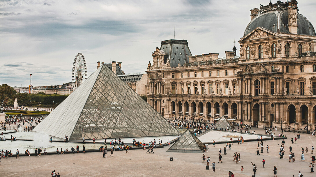 Au Louvre, à Paris, en France, le passé et la création contemporaine se rencontrent pour montrer que l’art et la couture parlent le même langage
