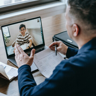 Coach dá aula privada sobre bolsa de valores para jovem aluno 