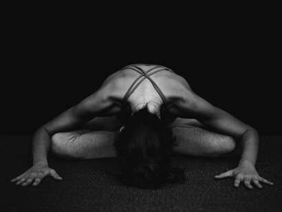 Secondo diverse tradizioni esoteriche, alchemiche e spirituali, l’aura è un ponte tra il mondo materiale e quello sottile