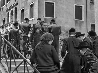 Ferdinando Scianna, Visitatori di una comunità ebraica americana attraversano il ponte del Ghetto Vecchio © Ferdinando Scianna / Magnum Photos. Courtesy of Casa dei Tre Oci 