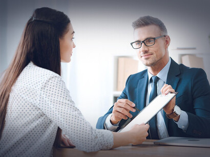 Agente de seguros explica su póliza a una clienta