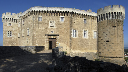 Châteaux de Suze-la-Rousse. La façade ouest. © Emmanuel Georges