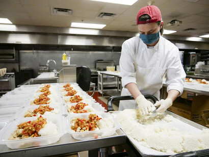 Voluntario prepara alimentos para los necesitados