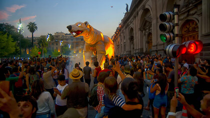 Espectáculo callejero con osos polares gigantes dentro del «Santiago a Mil» celebrado en 2017