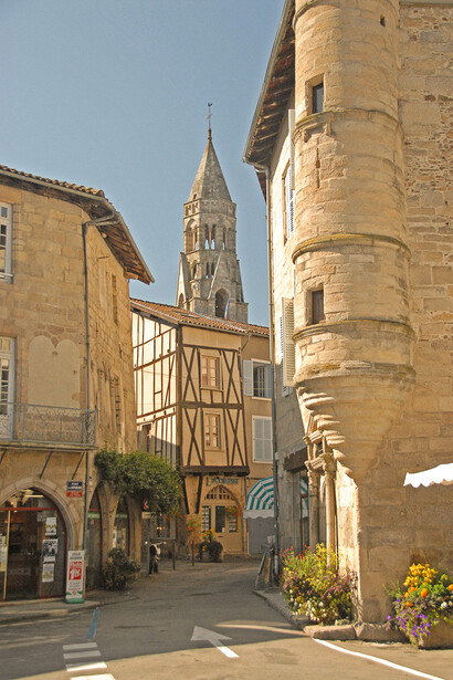 Saint-Léonard-de-Noblat, la ville médiévale, qui nous entraîne dans ce sanctuaire de petites ruelles, commerces de proximité, brasseries, restaurants, ainsi qu'une église © By Jochen Jahnke, Self-photographed, CC BY-SA 3.0
