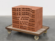 Mona Hatoum, „A Pile of Bricks III“, 2019
Ziegel, Holz, Metall und Kunststoff 
68.5 x 95 x 62 cm 
Mona Hatoum, Foto: White Cube (Theo Christelis)