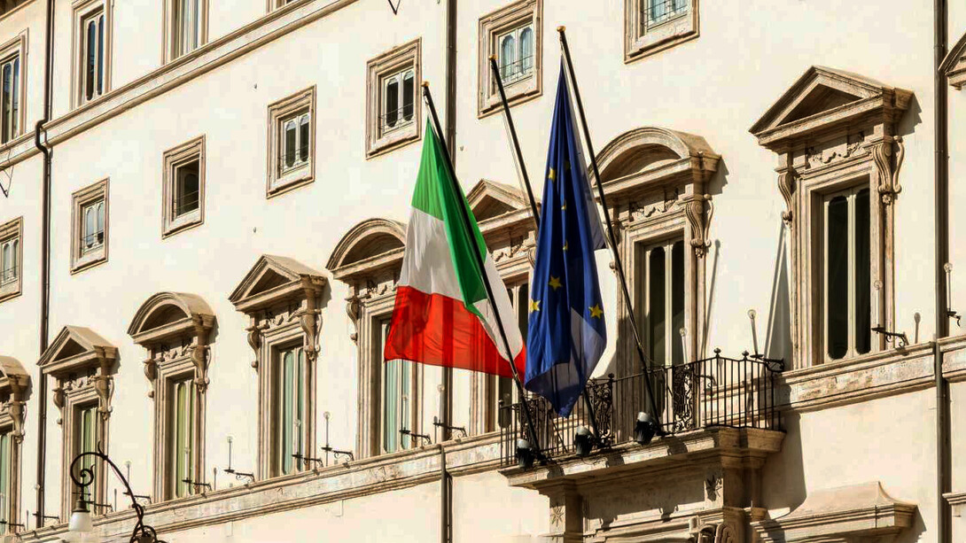 Bandera oficial de la República Italiana junto a la Bandera de la Unión Europea en Roma, Italia