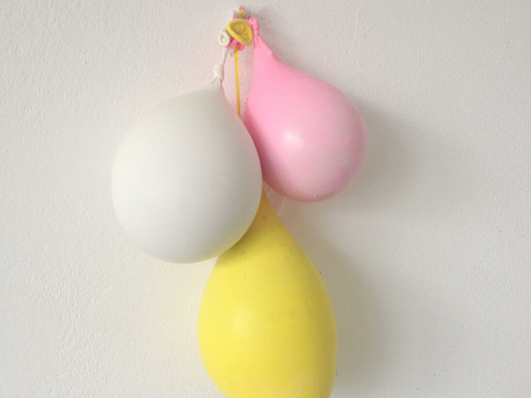 03, Clare Kenny, Party's over, 2015. Ballons, plaster; 30 x 40 x 20 cm. Courtesy of Vitrine