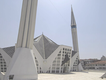 The Akçakoca Central Mosque in Düzce, Turkey, showcases a modern reinterpretation of traditional Turkish mosque architecture