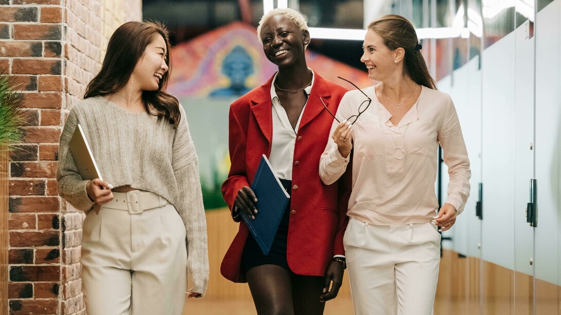 Mulheres bem-vestidas em ambiente de trabalho. Já se perguntou como as roupas que escolhe diariamente impactam o seu humor, a maneira como se vê a si mesmo e como os outros o percebem?