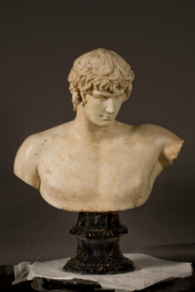 Antinoo, 131 - 132. Mármol blanco de Carrara, 97 x 70 cm.