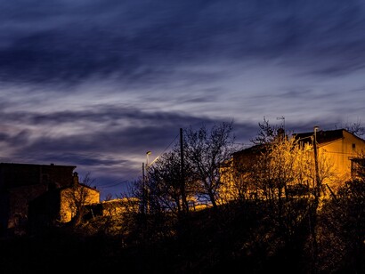 Una tela di stile bizantino, conservata nella chiesa di San Bartolomeo, fu commissionata da una famiglia veneta. Gli abitati di Caibelli, in particolare lungo una costa della Serra di Burano; Caicambiucci, ph di Riccardo Martinelli