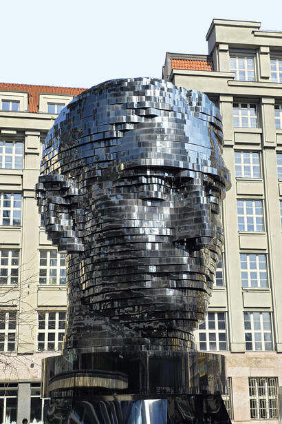 Viele Fans scheinen sich von Kafka mehr und besser verstanden zu fühlen als von ihrem eigenen Umfeld und auch Berichte von Pilgerreisen zu seiner Grabstätte sind keine Seltenheit. Bild: Bild: Franz Kafkas kinetische Skulptur in Prag, Tschechien