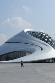 Mǎ Yánsōng es el arquitecto principal y fundador de MAD Architects. Incrustado en los humedales de Harbin, el Harbin Grand Theatre fue diseñado en respuesta a la fuerza y el espíritu de la naturaleza indómita y el clima gélido de la ciudad norteña de Harbin, capital de la provincia de Heilongjiang, China