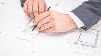 Arquiteto que trabalha em um plano