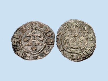 Italia, Perugia, 1260-1506. Bolognino d'agento. Sul verso presenta mezzo busto di Sant'Ercolano, con il bastone pastorale e l'iscrizione:  S°ERCVLANVS°(scudo).
Sul retro una "A" affiancata da 4 stelle a sei raggi, e iscrizione: *DE°°PERVSI°°°  