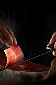 Il coltello, il primo punto di contatto artificiale tra l’uomo e il cibo