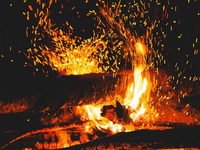 Attorno al fuoco non nacque solo una nuova alimentazione, ma anche uno spazio di relazione, racconto e trasmissione del sapere tra le prime comunità umane