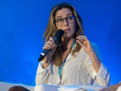 A atriz Marjorie Estiano em debate sobre cinema e literatura na Bienal do Livro de 2023 no Rio de Janeiro, Brasil
