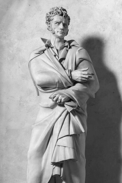 Nel silenzio della basilica, l’arte e la memoria si abbracciano tra affreschi, sepolcri e cenotafi eterni. Nella foto la scultura del sepolcro monumentale che ritrae Ugo Foscolo, opera dello scultore Antonio Berti, 1939. Basilica di Santa Croce, Firenze, Italia