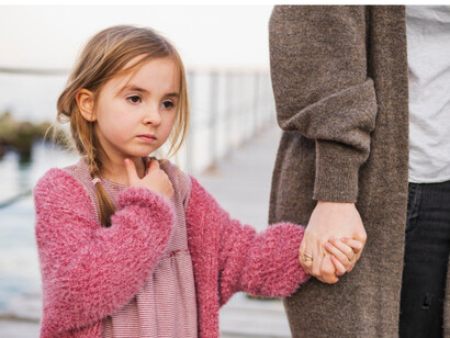 La infancia y la adolescencia son las épocas en las que se experimenta mayor estrés. Comienza a conformarse la personalidad y aún no se dispone de las estrategias para enfrentarse al mundo y salir indemne