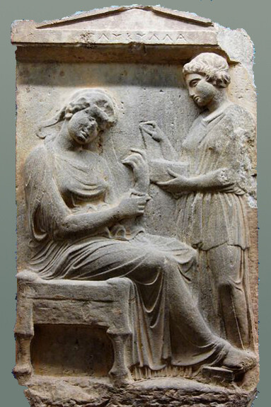 Mujer sentada ajustando su brazalete mientras su joven esclavo abre una canasta. Estela funeraria que lleva el nombre de Glykylla, ca. 430 y el 410 a. C. Museo Británico, Londres, Inglaterra