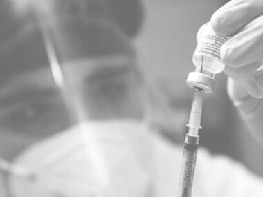 La vaccinazione costituisce espressamente “requisito essenziale per l’esercizio della professione e per lo svolgimento delle prestazioni lavorative dei soggetti obbligati” 