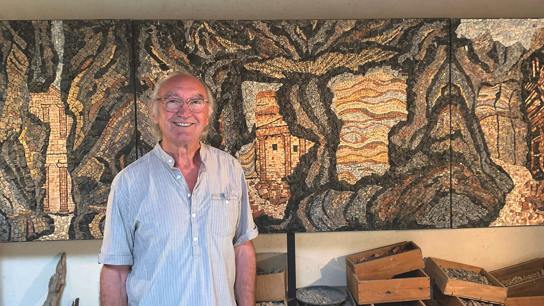 Christian Sicault. Il a choisi un art particulier ou peut-être est-ce l’art qui l’a choisi : la mosaïque