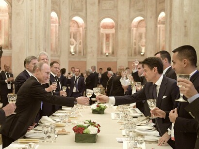 Cumbre italo-rusa en Moscú: Putin brinda con el premier Conte (flanqueado por Salvini y Di Maio): observando los brindis, al fondo a la izquierda, Savoini