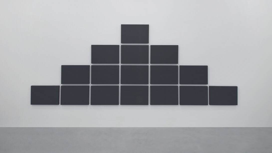 Alan Charlton

Pyramid Grid Painting, 2011
Acrilico su tela, 193,5x499,5 cm

Veduta parziale dell’esposizione
A arte Studio Invernizzi, Milano, 2011

Courtesy A arte Invernizzi, Milano
Foto Bruno Bani, Milano