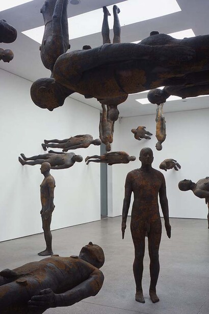 Antony Gormley,
LOST HORIZON I, 2008.

Cast iron. 189 x 53 x 29 cm (32 elements). Installation view, White Cube, Mason’s Yard, London, England Photograph by Stephen White, London © the artist.