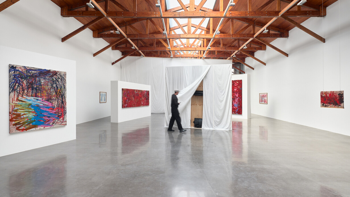 Oscar Murillo, El pozo de agua, vista de exhibición. Cortesía de kurimanzutto