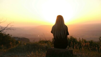 Mulher contemplativa. Reverência é quando o corpo se inclina, a respiração desacelera, e há espaço para o sagrado se revelar