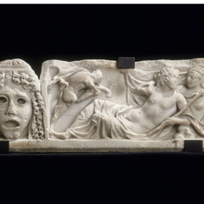 Fragment de couvercle de sarcophage : Dionysos et Ariane, Fin du IIe siècle ap. J.-C. Marbre, Paris, musée du Louvre, département des Antiquités grecques, étrusques et romaines, Ma 3478, © RMN-Grand Palais (musée du Louvre) Droits réservés