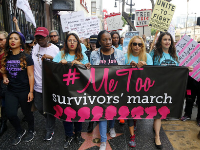 Marcha de las sobrevivientes liderada por la fundadora del movimiento #MeToo, Tarana Burke, en Los Ángeles