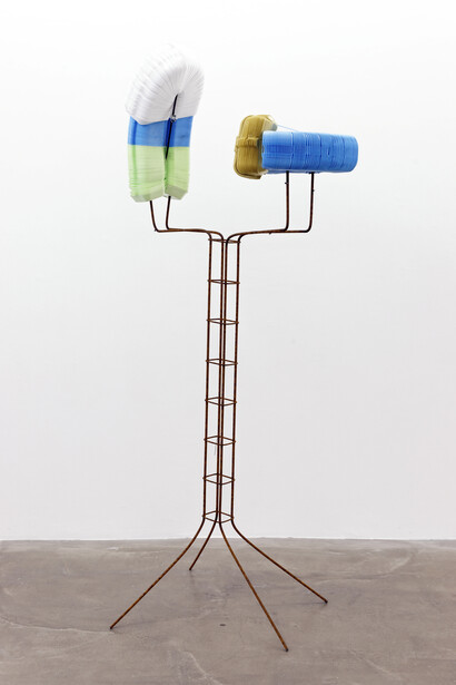 Anita Molinero, Sans titre (boîtes MacDonald), 2012, Boîtes McDonald, fer à béton, 213 x 78 x 68 cm, Pièce unique, Certificat d'authenticité, Photo © Aurélien Môle