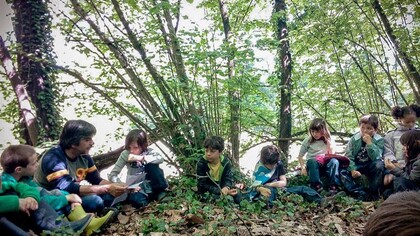 Giampiero Monaca mentre insegna all'aperto ai bambini, Asti, Italia