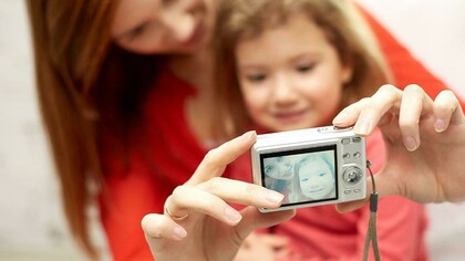 Una madre se hace un selfie con su hija pequeña