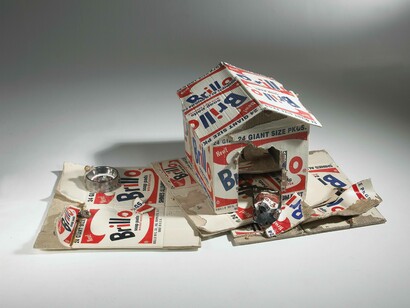 “Cuccia Brillo”, 2003, ceramica policroma, 61 x 163 x 95 cm
