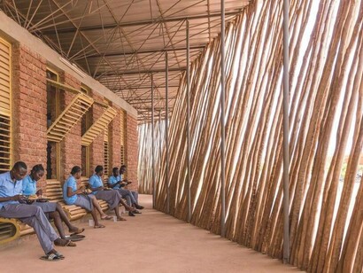 Studenti seduti sulle panchine integrate durante la pausa al Lycée Schorge. Foto di Andrea Maretto per Kéré Architettura