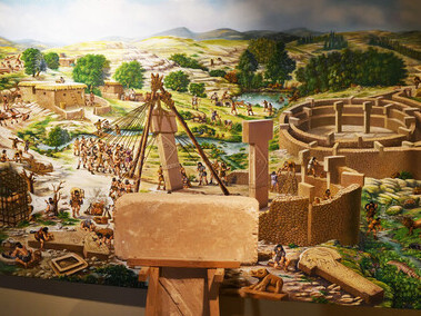 El museo está situado en una gran mansión (o quizá dos) junto a la mezquita de Kara Musa y cerca del pequeño tramo de murallas de la ciudad. Museo de la ciudad de Urfa en Gölbaşı y el castillo de Urfa, 