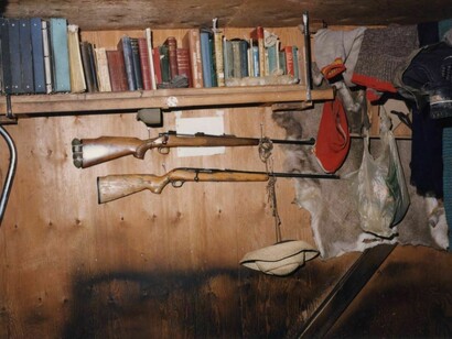 Nascido em 1942 em Chicago, Kaczynski demonstrou grande capacidade intelectual desde jovem. Foi para Harvard com apenas 16 anos e, mais tarde, obteve PhD em matemática, chegando a lecionar na Universidade da Califórnia, Berkeley. No entanto, abandonou a academia e a sociedade, retirando-se para uma cabana isolada em Montana sem eletricidade nem água corrente, onde desenvolveu uma visão amarga e radical sobre a civilização moderna