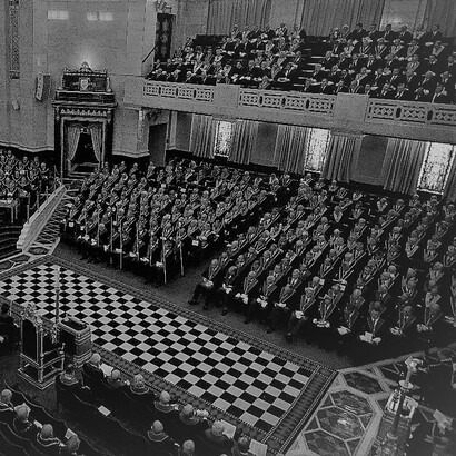 Símbolos como o compasso e o esquadro representam os princípios éticos e a busca pela perfeição humana. Assembléia da Grande Loja Unida da Inglaterra (GLUI)