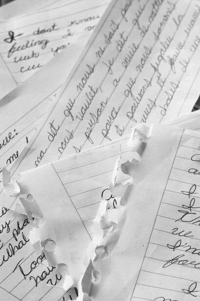 La libreta desprolija se convierte en laboratorio, mapa y territorio donde el caos empieza a tomar forma