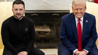 Il Presidente degli Stati Uniti Donald Trump saluta il Presidente dell'Ucraina Volodymyr Zelens'kyj, venerdì 28 febbraio 2025, nell'atrio dell'Ala Ovest della Casa Bianca. Foto ufficiale della Casa Bianca, di Daniel Torok