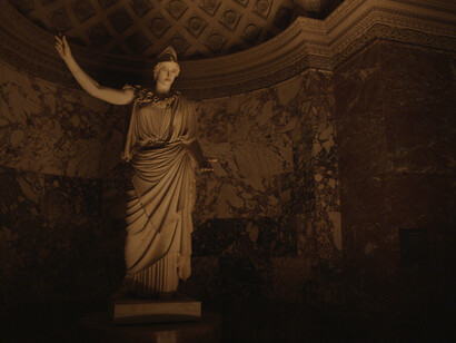 Mark Lewis, Invention au Louvre, 2014. Film HD coul., sil. © Mark Lewis et l’ONF