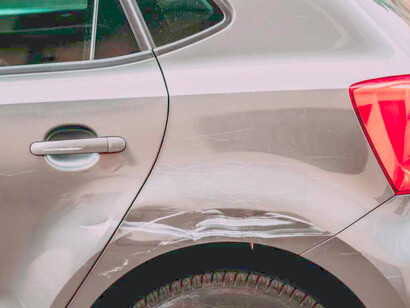 Automóvil raspado: en realidad, el problema es que Lilián maneja muy mal y ella cree que es tan competente como un corredor de Fórmula Uno