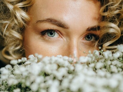 Mulher feliz com flores. Há também uma falta de lógica na correspondência entre os valores de cada um quando o assunto é dinheiro e felicidade. São exemplos, duas situações em contraponto: um lugar caro e luxuoso na companhia de pessoas que não se conectam vale menos felicidade do que a simplicidade de um encontro com pessoas especiais, mesmo que em local cotidiano, elementar ou inusitado. A felicidade não pode ser comprada




